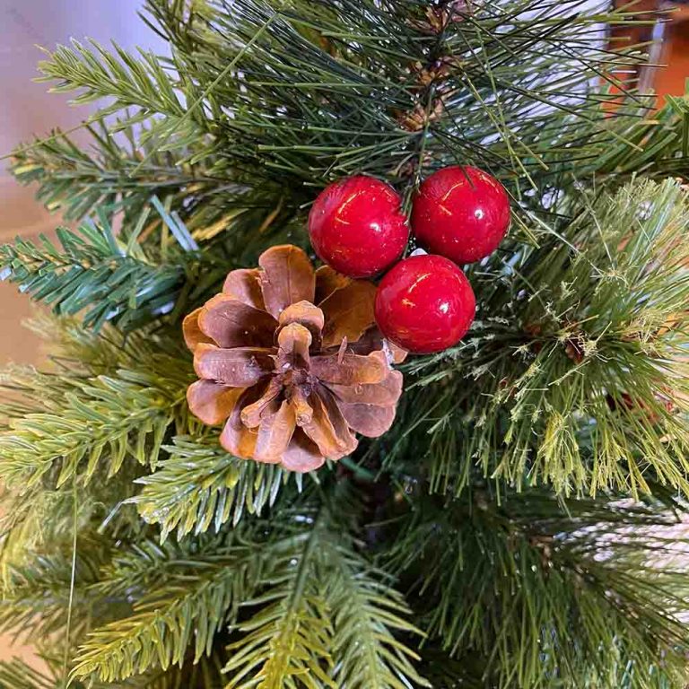 درخت کریسمس مدل برگ سوزنی تزیین شده
