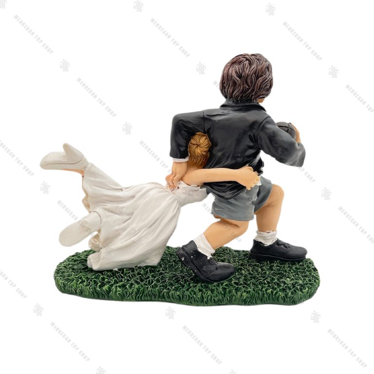 مجسمه عروس و داماد در زمین فوتبال