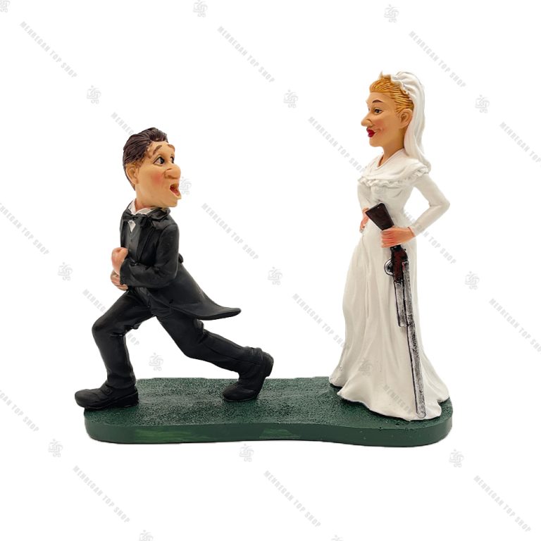 مجسمه داماد و عروس تفنگ به دست