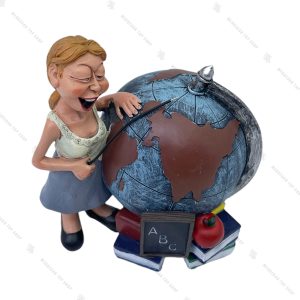 مجسمه معلم جغرافیا و کره زمین